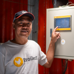 Peternak di samping Smart Climate Control BroilerX