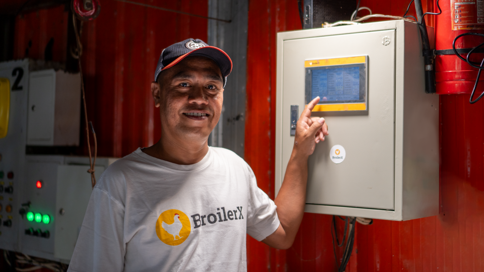 Peternak di samping Smart Climate Control BroilerX